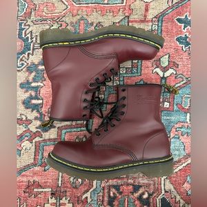 Dr Martens combat style lace up boot in burgundy